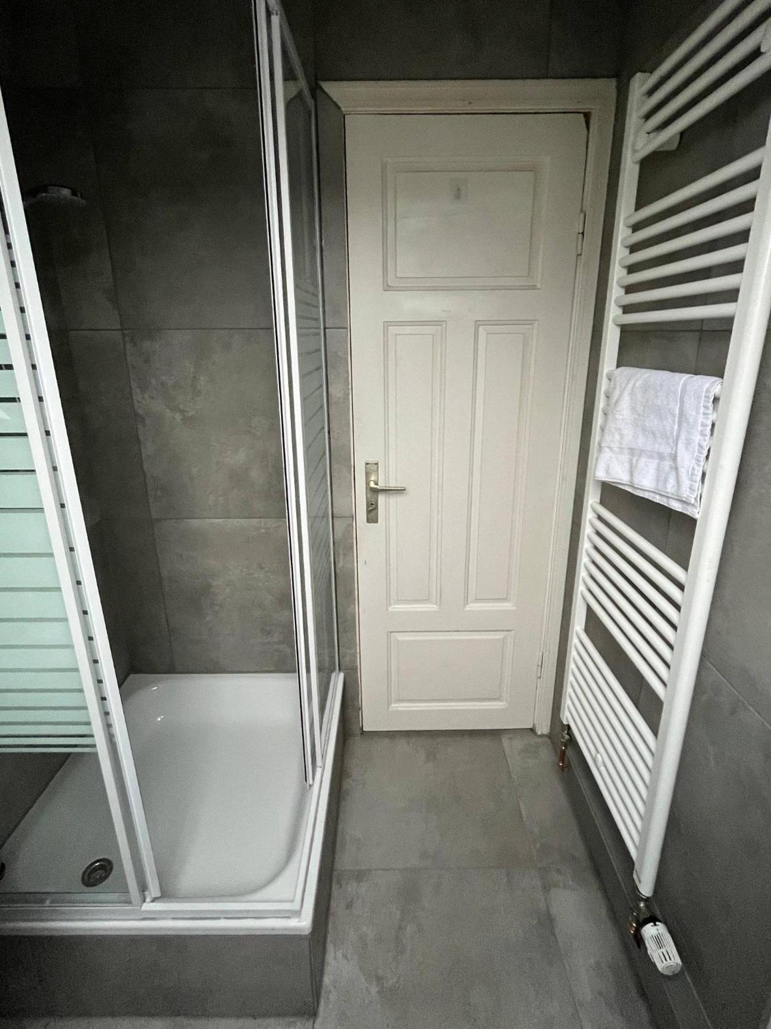 Modernes Apartment Mit 2 Schlafzimmern Und Privatparkplatz Nahe Innenstadt ノイミュンスター エクステリア 写真