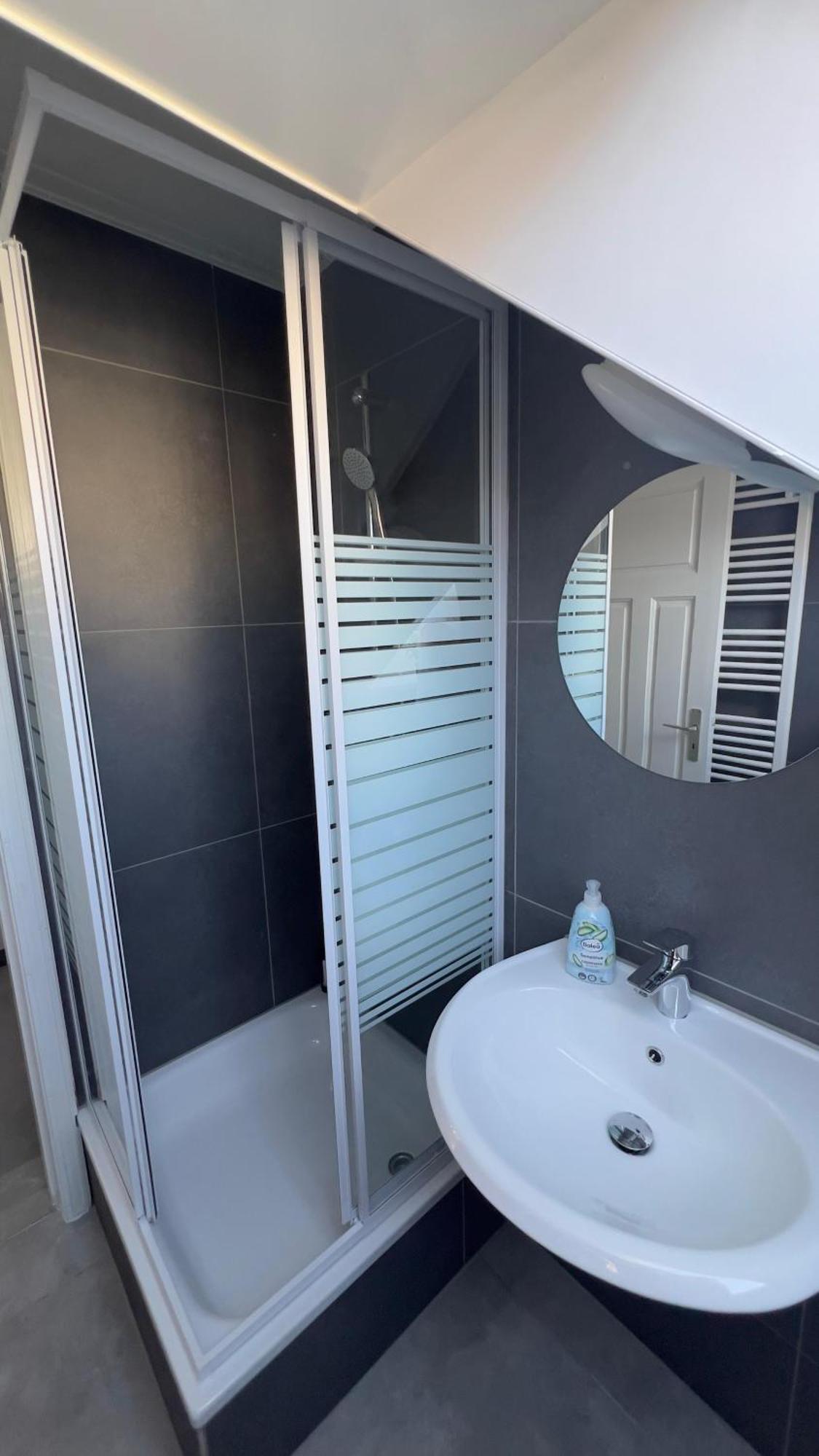 Modernes Apartment Mit 2 Schlafzimmern Und Privatparkplatz Nahe Innenstadt ノイミュンスター エクステリア 写真