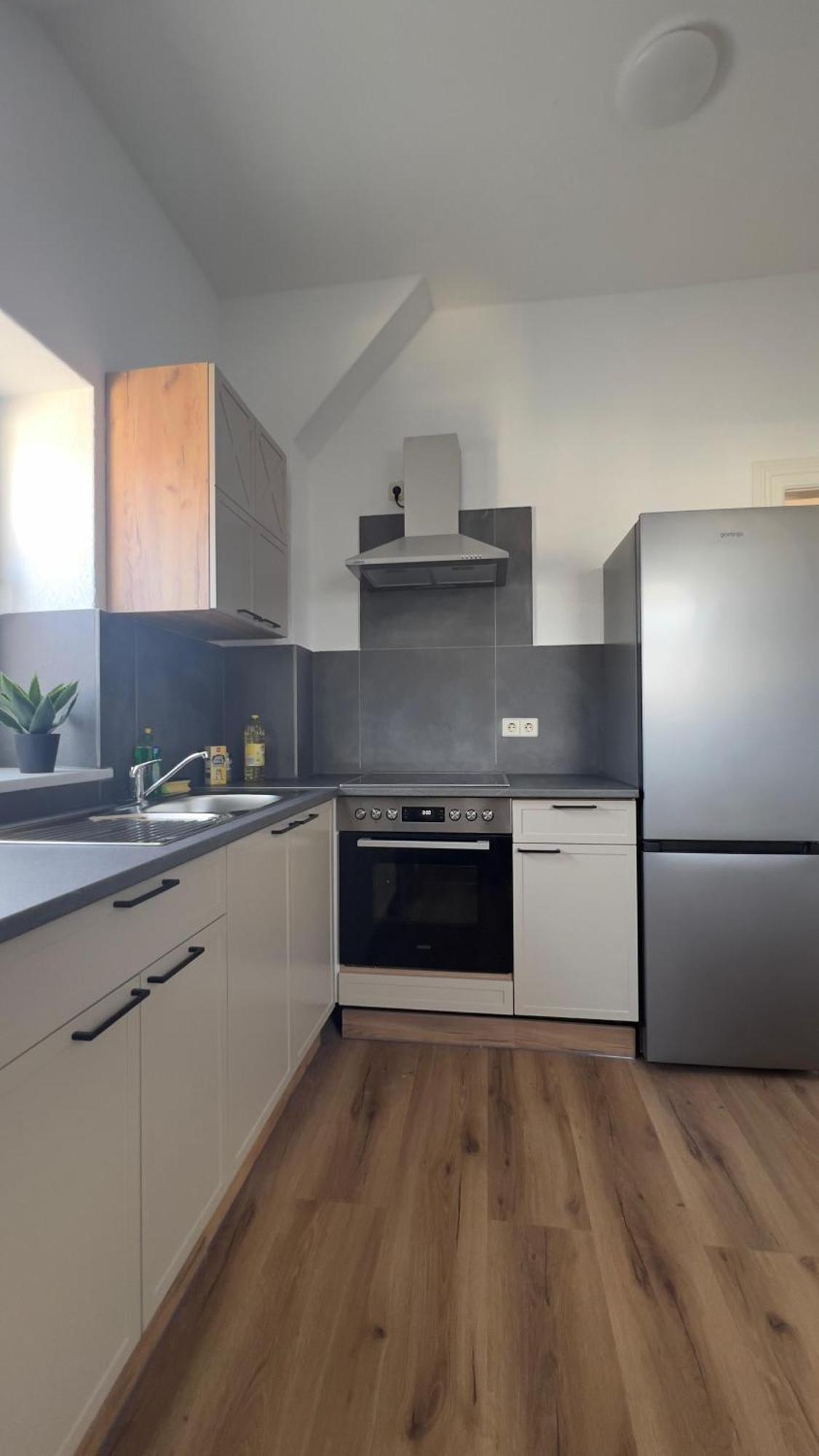 Modernes Apartment Mit 2 Schlafzimmern Und Privatparkplatz Nahe Innenstadt ノイミュンスター エクステリア 写真